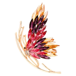 Détail d'une broche papillon en cristal dégradé avec cadre doré et strass colorés
