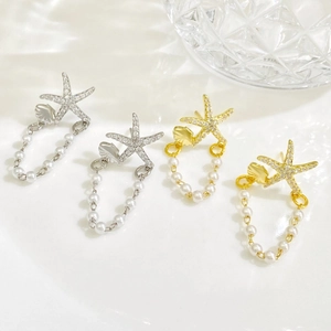 Orecchini a cerchio con stella marina e perle in finitura oro e argento con zirconi
