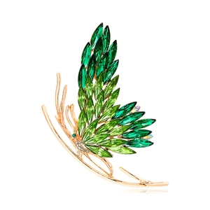 Broche papillon dorée élégante avec cristaux verts dégradés et accents de diamants