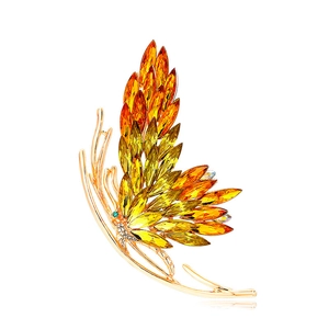 Détail macro d'une broche papillon élégante avec cristaux dégradés jaune à orange