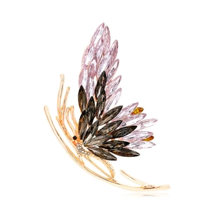 Vue détaillée de la broche papillon élégante avec cristaux en dégradé rose et violet