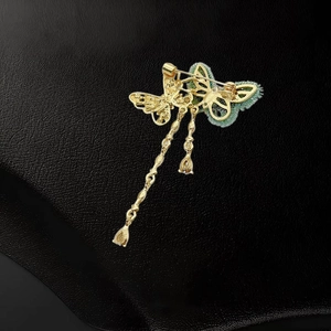 Vintage-Brosche Gold Schmetterling mit grünen Stoffflügeln und eleganten Quasten