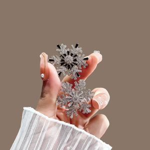 Rotating Snowflake Brooch Elegant Alloy Rhinestone Crystal Pin For Women Wedding Party Luxury Winter Suit Dress Accessory