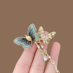 Vintage Schmetterling Brosche mit Stickerei, Goldmetall und Zirkonia Quastenanhänger