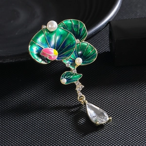 Vintage Enamel Green Lotus Leaf Brooch With Artificial Pearl Rhinestone Water Drop Crystal Pendant For Women Elegant Jewelry Accessory