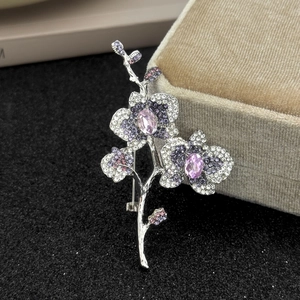 Broche orchidée violette élégante avec cristaux de zircone et boîte à bijoux en velours