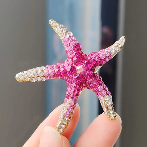 Broche étoile de mer vintage dorée avec strass roses dégradés vue de près de haute qualité