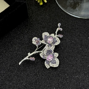 Broche orchidée violette élégante avec cristaux de zircone sur fond noir texturé