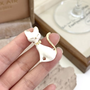 Minimalist Enamel Cat Brooch Alloy Animal Kitten Pin With Gold Bowknot For Women Fashion Suit Accessory Jewelry Badge Gift