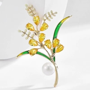 Broche épi de blé élégante avec cristaux jaunes, feuilles d'émail vert et perle blanche