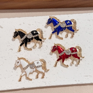 Exquisite Alloy Enamel Horse Brooch For Women Gold Plated Rhinestone Running Horse Lapel Pin For Suit Coat Jewelry Gift