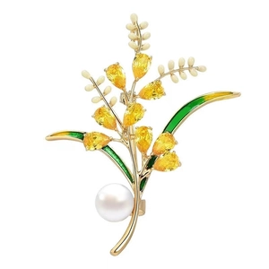Détail de la broche épi de blé avec zircons jaunes et accents de feuilles émaillées