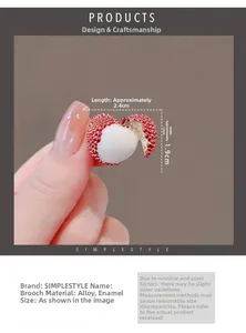 Makroaufnahme der Litschi-Brosche aus roter Legierung mit 2,4 cm x 1,9 cm Maßen