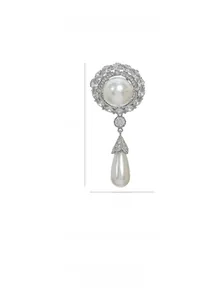 Detailed view of elegant pearl brooch with silver plating, size 4.7cm by 2cm