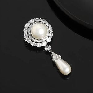 Elegant vintage court style pearl brooch featuring a teardrop pendant and zircon stones