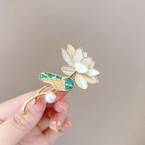 Eleganter Lotusblumen Broschenstift Vergoldete Legierung Mit Muschelblütenblättern Grüner Strass Künstliche Perlen Brosche Für Damen Party Schmuck