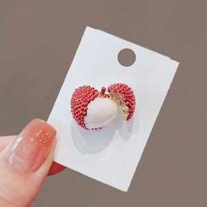 Exquisite Brosche in Litschi-Form aus Legierung und Harz mit realistischer roter Texturhülle