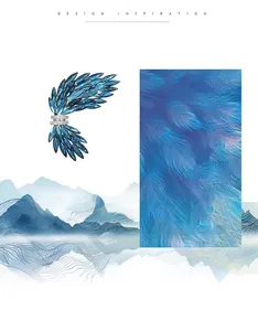 Dettaglio macro di una spilla ad ala di lusso con gemme blu scuro e micro-zirconi