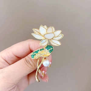 Eleganter Lotus-Brosche mit Muschelblättern, grünen Strasssteinen und Perle auf Gold