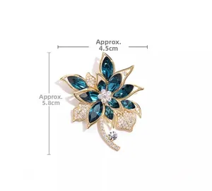 Détails macro d'une broche fleur avec pierres marquise bleues, dimensions 4,5 cm par 5,8 cm