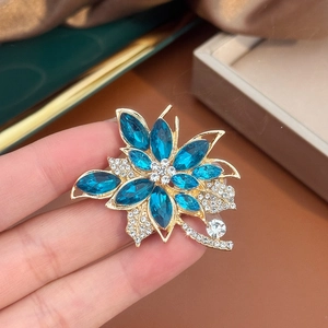 Élégante Broche Fleur en Alliage Cristal Bleu Marine Luxe Strass Floral Pin Pour Femmes Mariage Banquet Accessoires De Vêtements