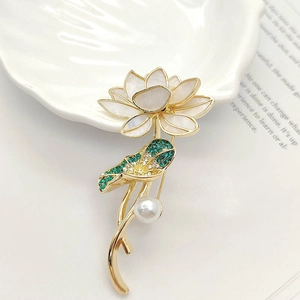 Eleganter Lotus-Anstecknadel mit Perlmutt-Blüten, grünen Strasssteinen und einer weißen Perle