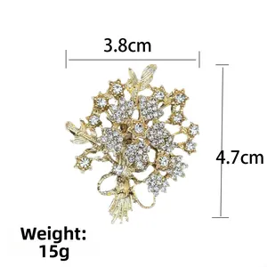 Vue détaillée d'une broche bouquet dorée avec strass, largeur 3,8cm et hauteur 4,7cm