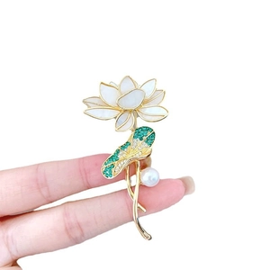 Eleganter Lotus-Anstecknadel mit Perlenblättern und grünen Strasssteinen für Damen