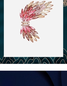 Dettaglio della spilla ad ala in cristallo di lusso con pietre rosa e finitura oro rosa