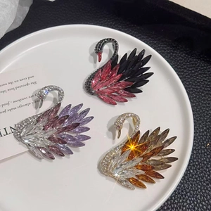 Luxury Alloy Rhinestone Crystal Swan Brooch For Women Elegant Gradient Animal Breastpin Fashion Jewelry Clothing Decoration