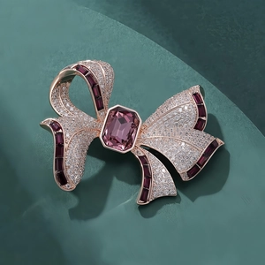 Élégante broche nœud avec grande pierre violette et pavé de diamants en or rose
