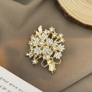 Broche arbre de fortune dorée élégante avec strass blancs et détail de ruban noué
