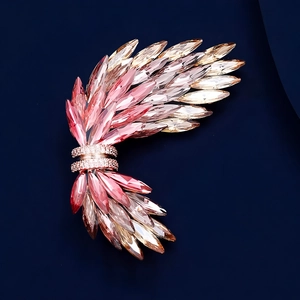 Spilla ad ali di cristallo di lusso da donna in oro rosa con pietre rosa sfumate