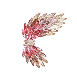 Spilla a forma di ala in cristallo con pietre rosa sfumate e dettagli in metallo