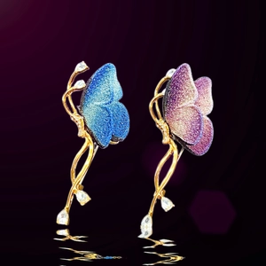 Élégante broche papillon brodée avec accents en cristal sur un fond violet chic