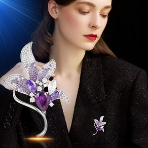 Élégante Broche Fleur de Magnolia en Alliage Incrustée de Strass Accessoires d'Épinglette de Costume Broche Florale de Luxe pour Femme