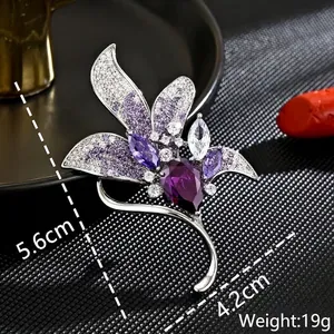 Broche fleur magnolia élégante avec cristaux de zircon violet, taille 5,6 cm x 4,2 cm