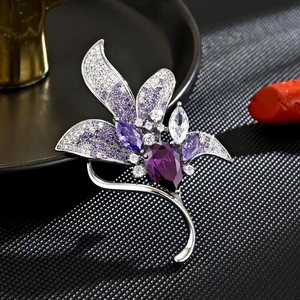 Élégante broche fleur de magnolia avec cristaux violets et oxydes de zirconium blancs