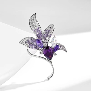 Broche magnolia raffinée en argent avec cristaux violets et oxydes de zirconium blancs