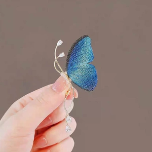 Broche papillon élégante avec des ailes en maille dégradé bleu et métal doré avec cristaux