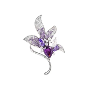 Broche fleur de magnolia élégante avec cristaux violets et zircons sur fond blanc