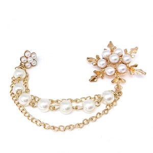 Eleganter Schneeflocken-Quasten-Brosche mit Perlenimitaten und goldener Kette