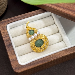 Vintage Hollow Out Gold Gourd Brooch With Green Agate And Artificial Pearl Inlaid Chinese Style Safety Pin For Women Qipao Accessory