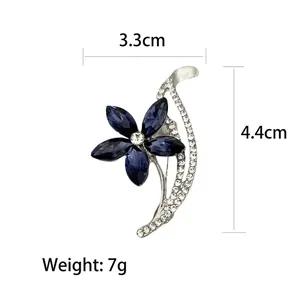 Broche fleur en cristal bleu avec base en alliage argenté, dimensions 3,3cm x 4,4cm