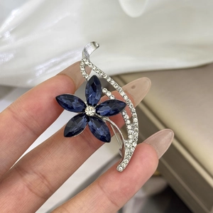 Élégante Broche Fleur Bleue pour Femmes Mode Alliage Strass Floral Épingle pour Costumes Robes Accessoires Bijoux Cadeau