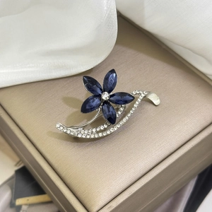 Broche fleur élégante en argent avec cristaux bleu foncé et strass scintillants