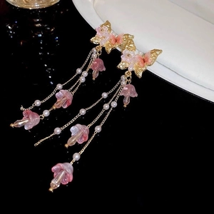 Pendientes de borla de mariposa con flor en metal dorado y pétalos de rosa degradados