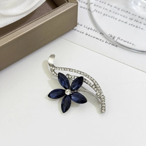 Broche fleur en cristal bleu élégante avec base en métal argenté et strass brillants