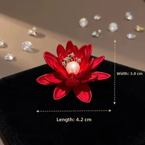 Detailansicht der roten Lotus-Brosche mit großer Perle und Kristallen, 4,2 cm x 3,8 cm