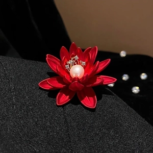 Eleganter Chinesischer Stil Rote Lotus Blume Brosche Legierung Lackiert Nadel Mit Künstliche Perlenimitat Strass Für Damen Bankett Schmuck Geschenk